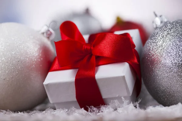Ballen, Gift box met rood lint — Stockfoto
