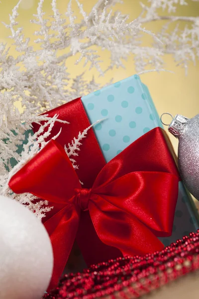 Bolas, Caja de regalo con cinta roja —  Fotos de Stock