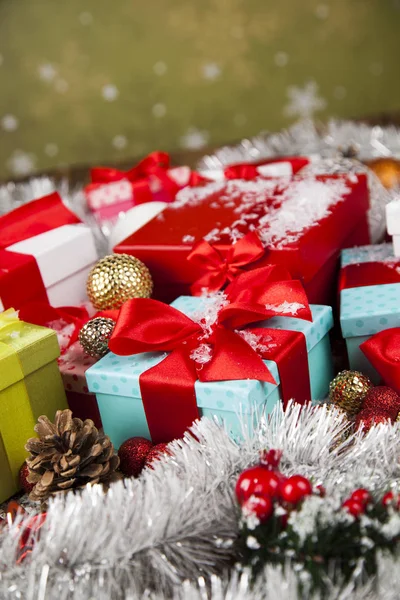 Presentes de Natal com fita vermelha — Fotografia de Stock