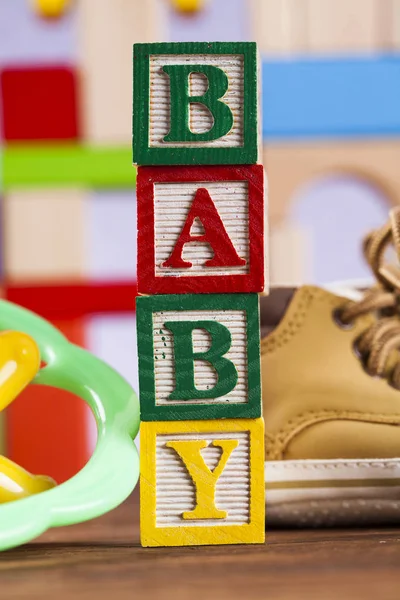 Cubos de brinquedo de madeira com letras — Fotografia de Stock