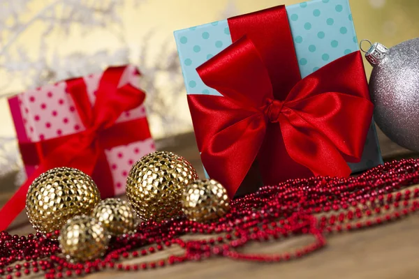 Caja de regalo con cinta roja —  Fotos de Stock