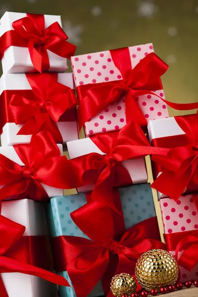 Подарункові коробки з червоною стрічкою — стокове фото
