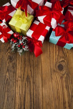 Kırmızı kurdeleli hediye kutuları 