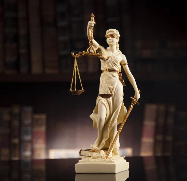 Antik staty av rättvisa — Stockfoto