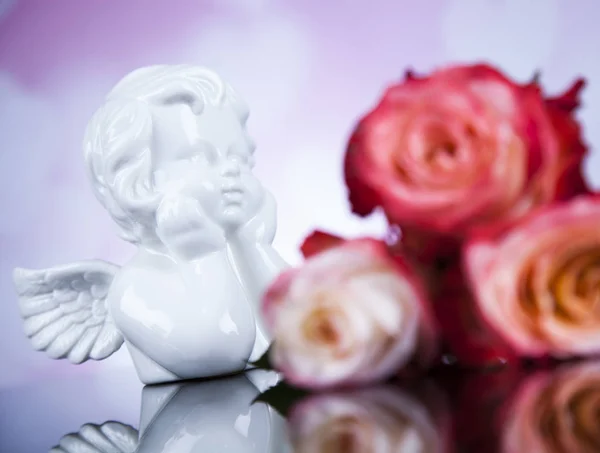 Ангел и свежие розы — стоковое фото