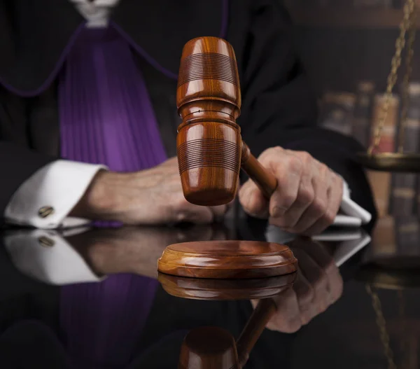 Mannelijke rechter in de rechtszaal — Stockfoto