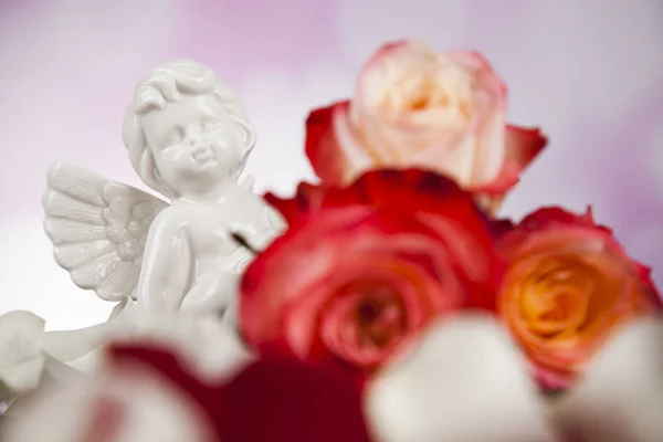 Ангел и свежие розы — стоковое фото