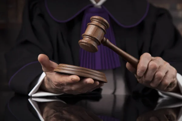 Male judge in courtroom — Stock Photo, Image