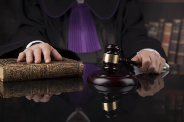 Male judge in courtroom — Stock Photo, Image