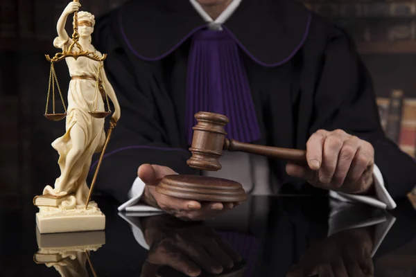 Судья-мужчина в зале суда — стоковое фото