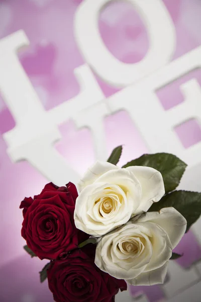 Houten letters liefde en bloemen — Stockfoto