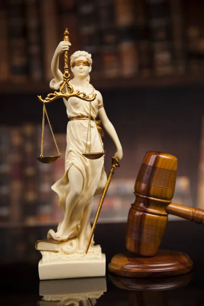 Статуя правосудия — стоковое фото