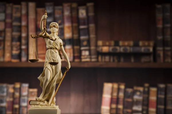 Antieke standbeeld van Justitie — Stockfoto