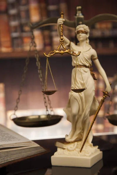 Antike Statue der Gerechtigkeit — Stockfoto