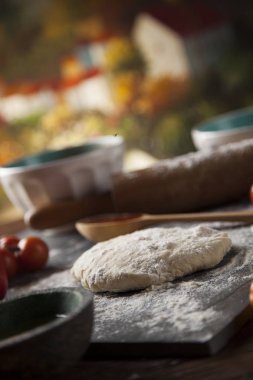 Ev yapımı İtalyan pizza hazırlık