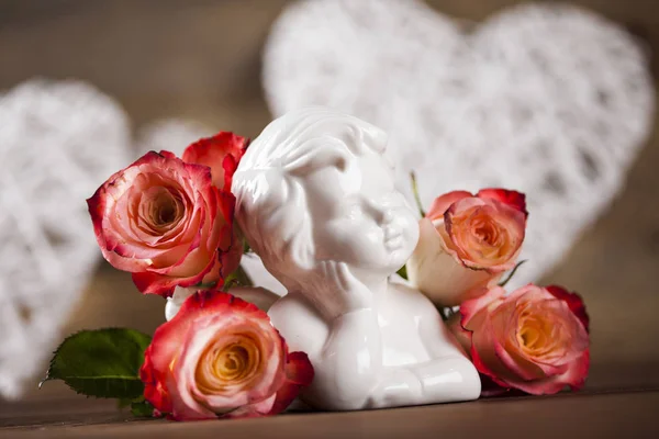 Färska rosor med ängel — Stockfoto