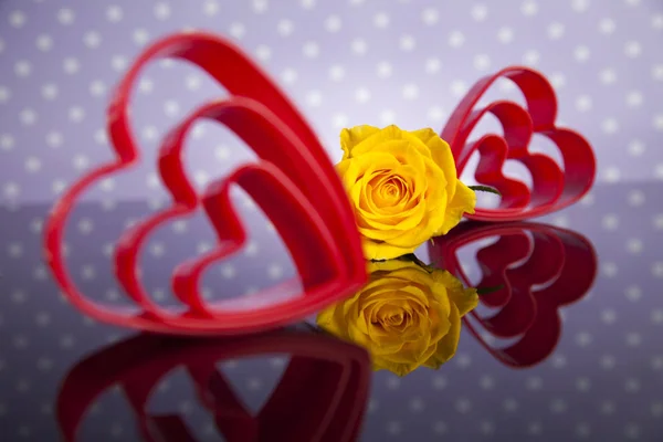 Καρδιές και τριαντάφυλλο για ημέρα του Αγίου Βαλεντίνου — Φωτογραφία Αρχείου