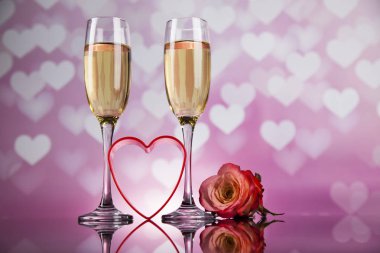 Şampanya ve rose ile kutlama