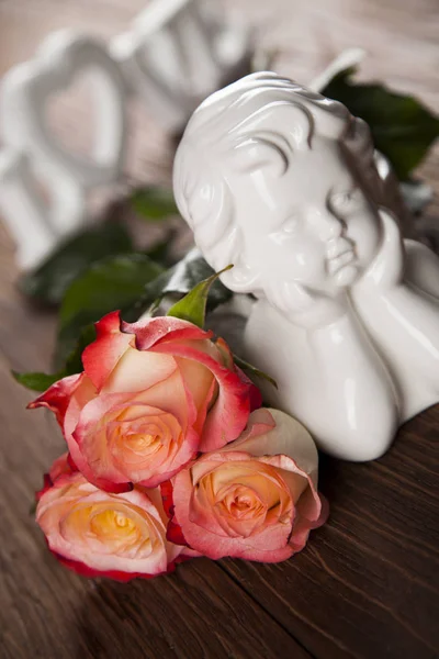 Ängel och färska rosor — Stockfoto