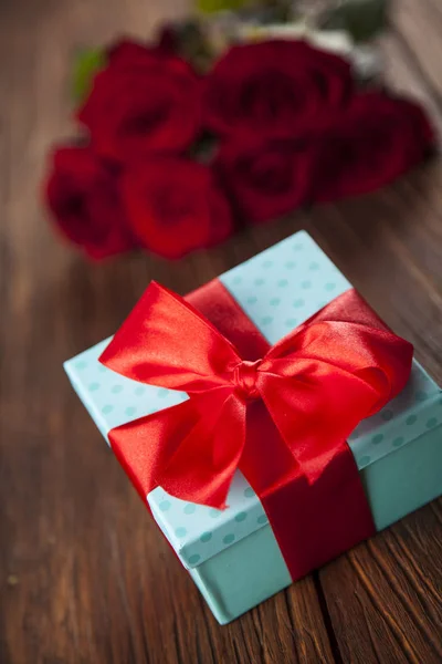 Rosas rojas y caja de regalo —  Fotos de Stock