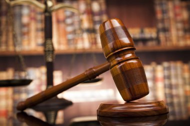 Hukuk kitapları, hakimin tokmak