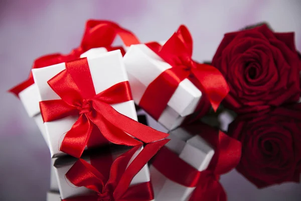 Κόκκινο τριαντάφυλλο και κουτιά δώρου — Φωτογραφία Αρχείου