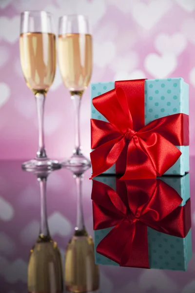 Gläser Champagner und Geschenkbox — Stockfoto