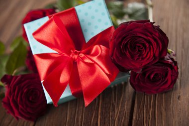 Kırmızı güller ve hediye kutusu