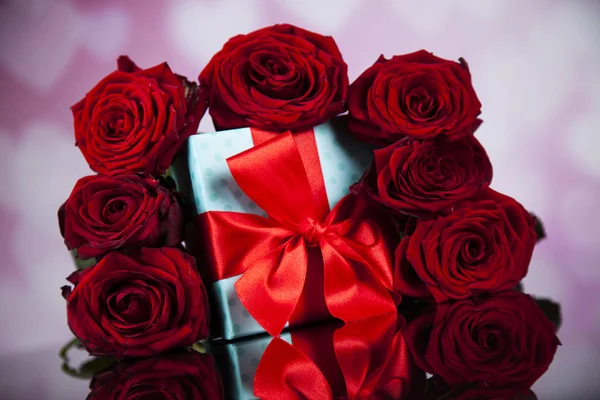 Κόκκινα τριαντάφυλλα και δώρου — Φωτογραφία Αρχείου