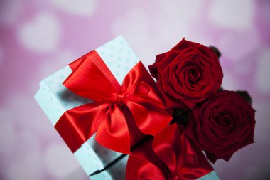 kırmızı gül ve hediye kutusu