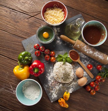 Ev yapımı pizza hazırlama