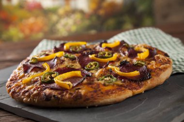 Pizza sarı biber ile