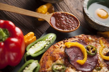 Pizza sarı biber ile 