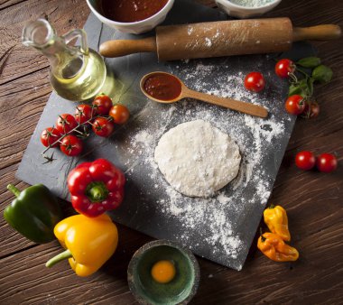 Ev yapımı İtalyan pizza hazırlık