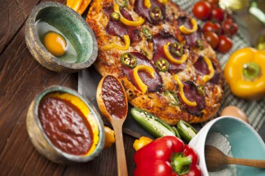 Pizza sarı biber ile