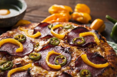 Pizza sarı biber ile