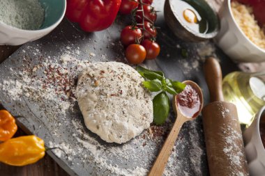 Ev yapımı İtalyan pizza hazırlık