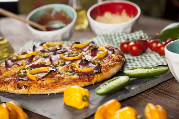 Πίτσα με κίτρινες πιπεριές — Φωτογραφία Αρχείου