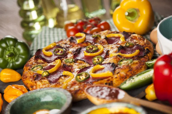 Pizza fresca italiana — Foto Stock