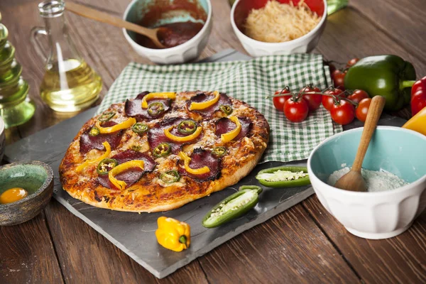 Pizza con peperoni gialli — Foto Stock