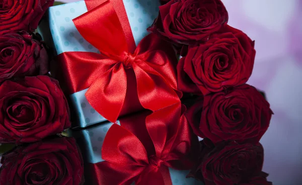 Κόκκινα τριαντάφυλλα και δώρου — Φωτογραφία Αρχείου