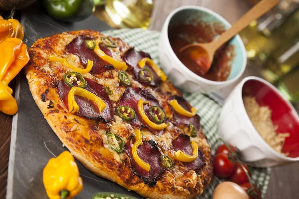 Pizza fresca italiana — Foto Stock