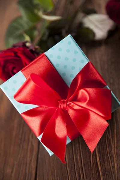 Κόκκινο τριαντάφυλλο και κουτί δώρου — Φωτογραφία Αρχείου