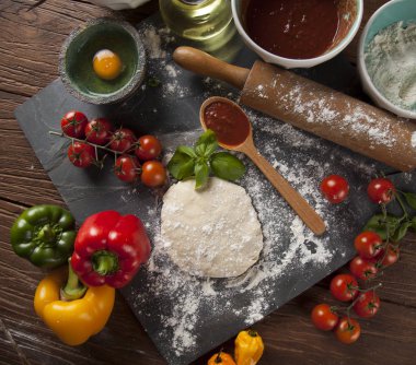 Ev yapımı İtalyan pizza hazırlık 