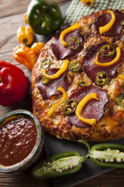 Pizza sarı biber ile