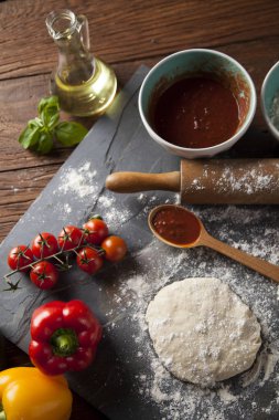 Ev yapımı İtalyan pizza hazırlık