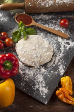 Ev yapımı İtalyan pizza hazırlık 