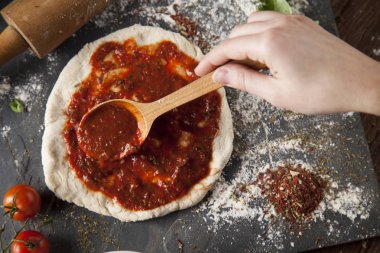 Ev yapımı pizza hazırlama