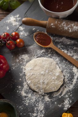 Ev yapımı İtalyan pizza hazırlık 