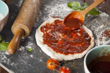 Ev yapımı pizza hazırlama